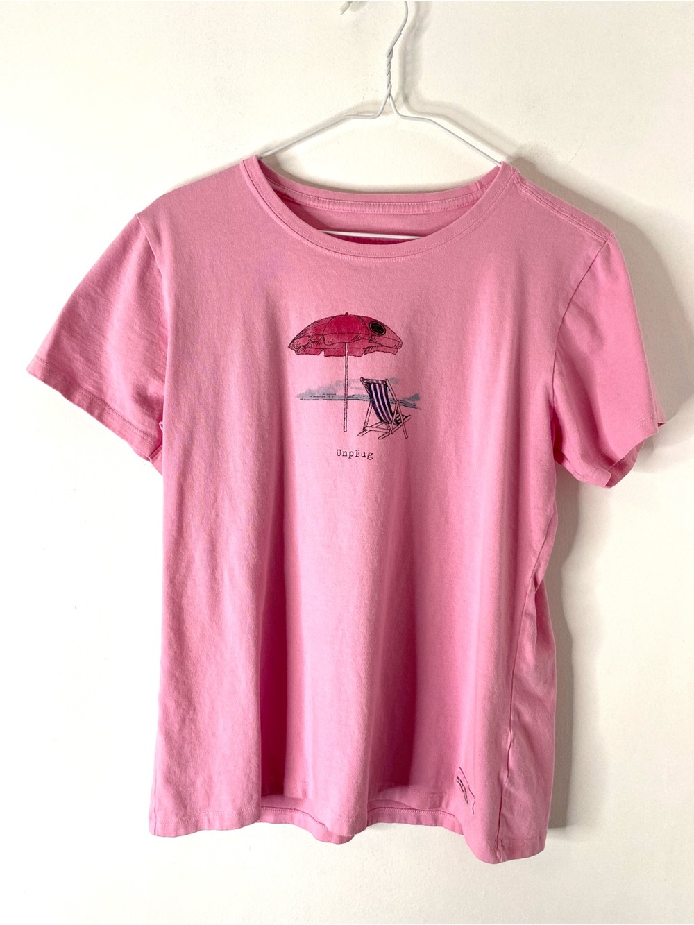 Life Is Good Pink Unplug Beach Chair Umbrella Graphic Cotton Tee